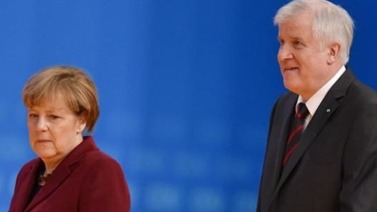 Sığınmacılar Merkel'in koltuğunu sallıyor