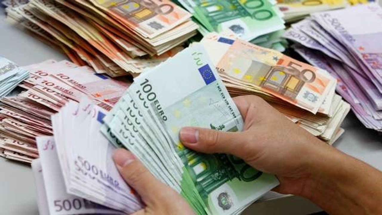 Polis bir evin çöp kutusunda 220 bin euro buldu