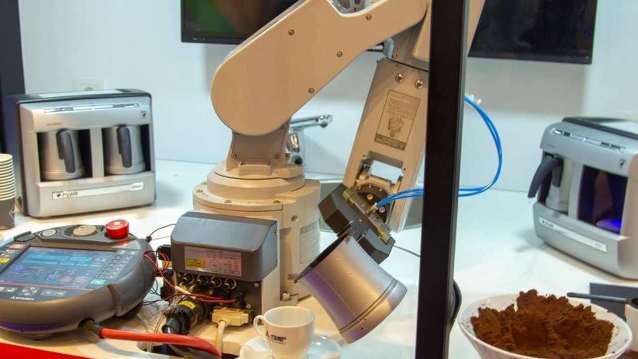 Bu robot tam bir Türk kahvesi uzmanı!