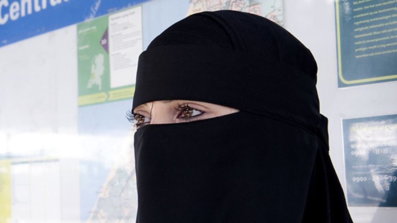 Hollanda'da burka yasağı krizi