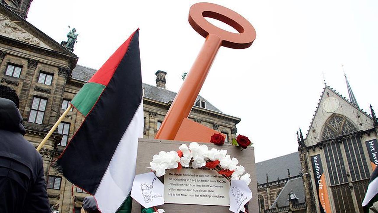 Hollanda'da Filistinlilerin 'Dönüş Anahtarı' Anıtı Sergilendi