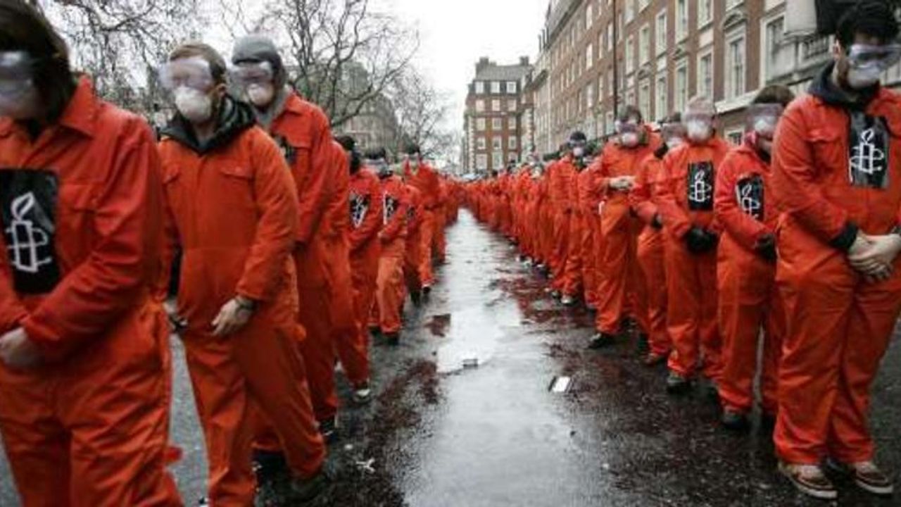 Belçika'da ABD Büyükelçiliği önünde Guantanamo'ya karşı protesto düzenlendi