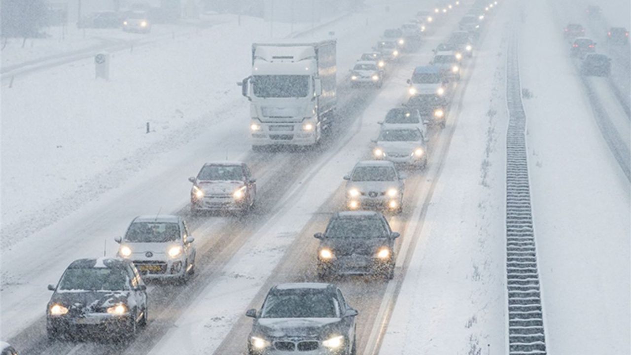 Hollanda'da trafik kitlendi! Hollanda tarihinin en uzun trafik kuyruğu oluştu