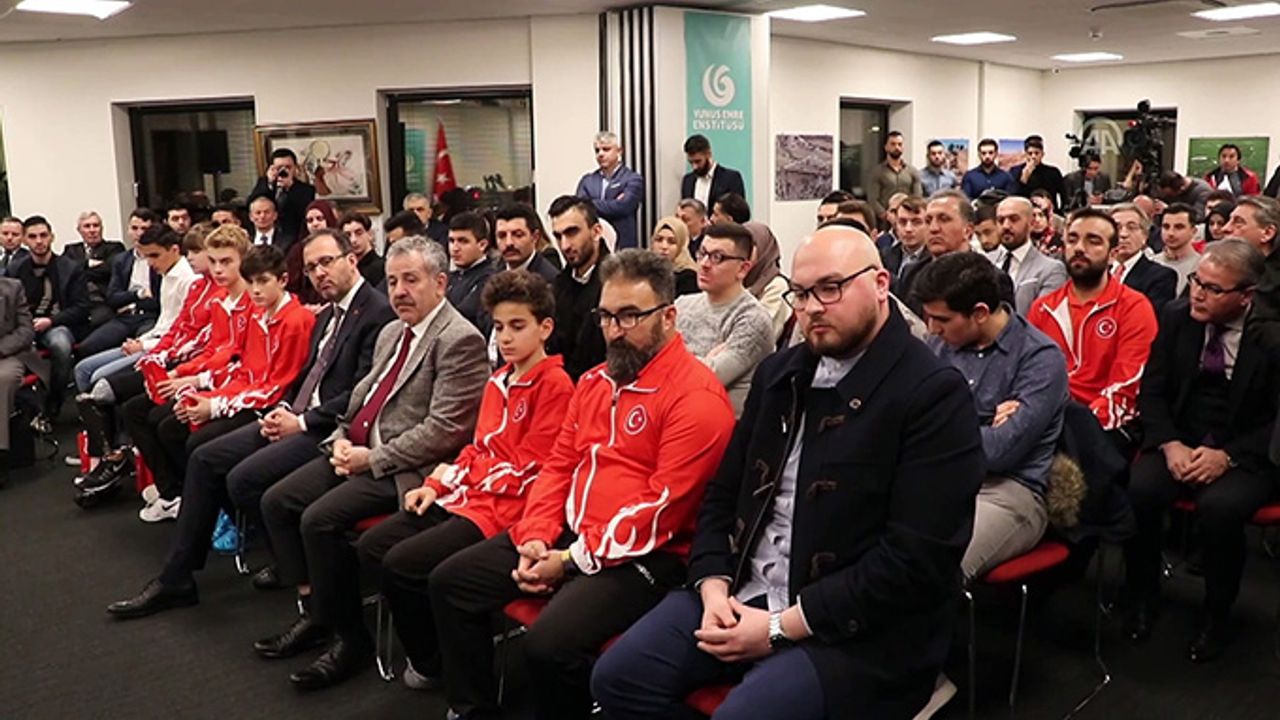 Bakan Kasapoğlu Hollanda'daki Türk amatör sporcularla buluştu
