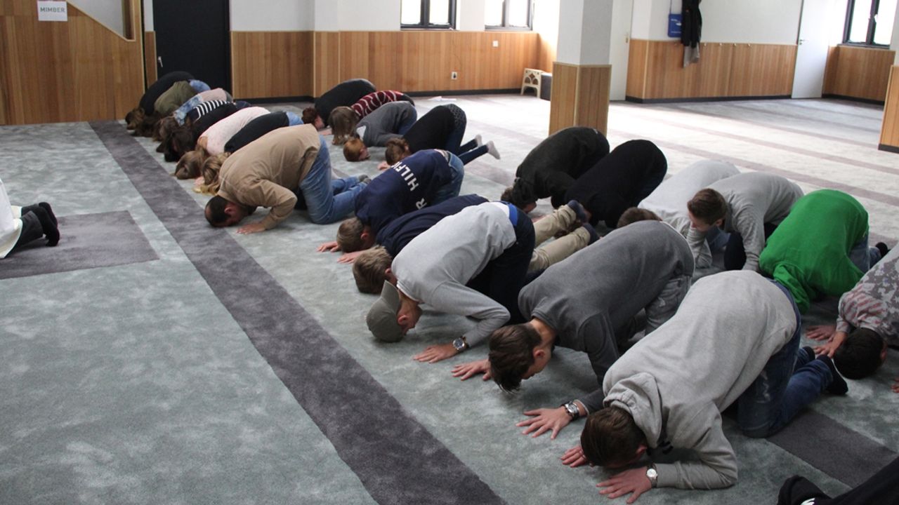 Belçika'da öğrencilerin cami ziyaretine aileleri tepki gösterdi