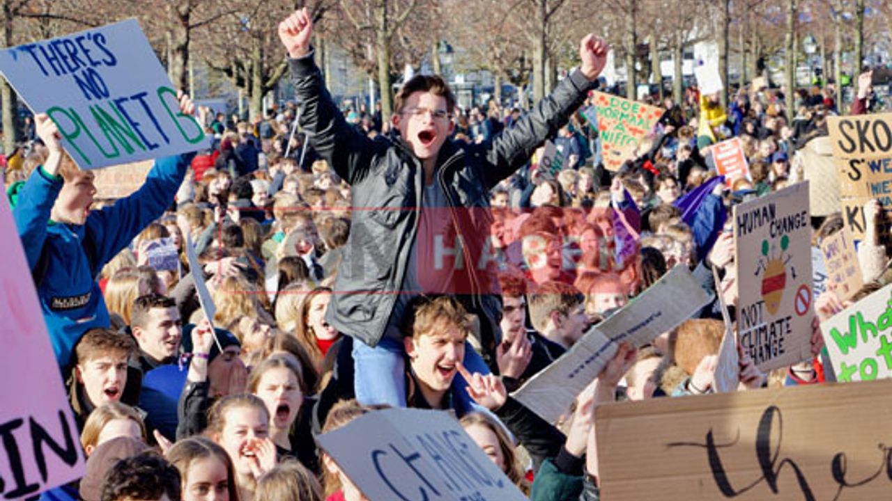 Hollanda'da 15 bin öğrenci hükümeti protesto etti