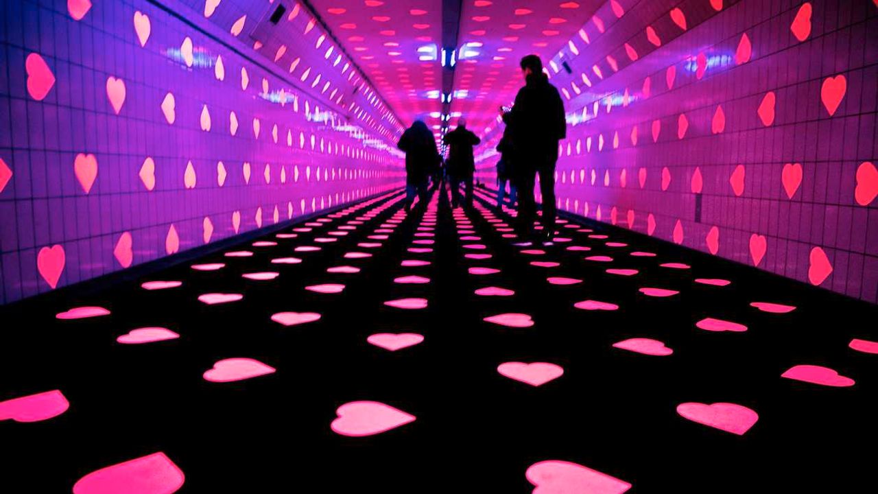 Hollanda'da Rotterdam Maastunnel aşk tüneli'ne dönüştürüldü