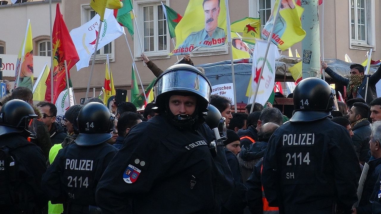 'PKK paçavralarını sallamak ifade özgürlüğü değil terörü övmektir'