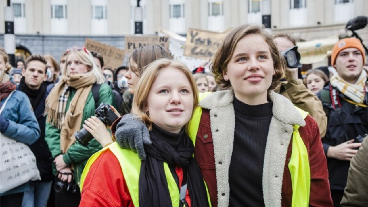 Brüksel'de binlerce öğrenci iklim değişikliği için sokakta eylem yaptı.