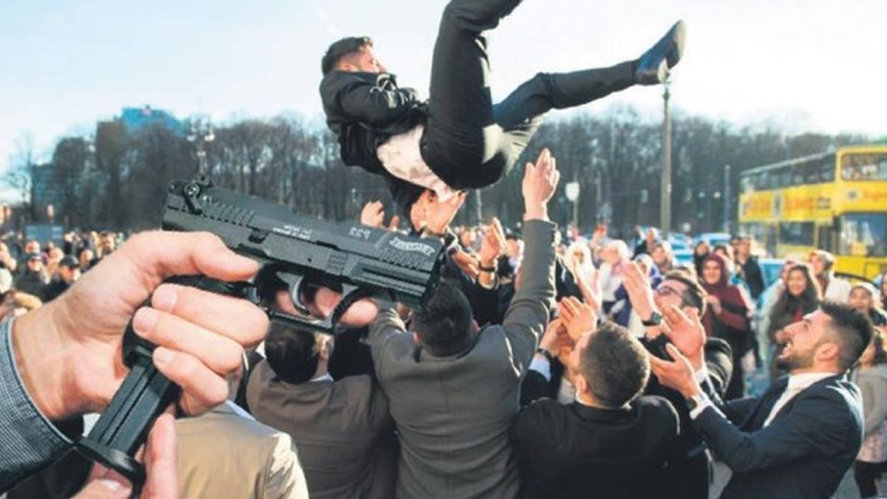 Türk düğün konvoyunda yine silahlar patladı