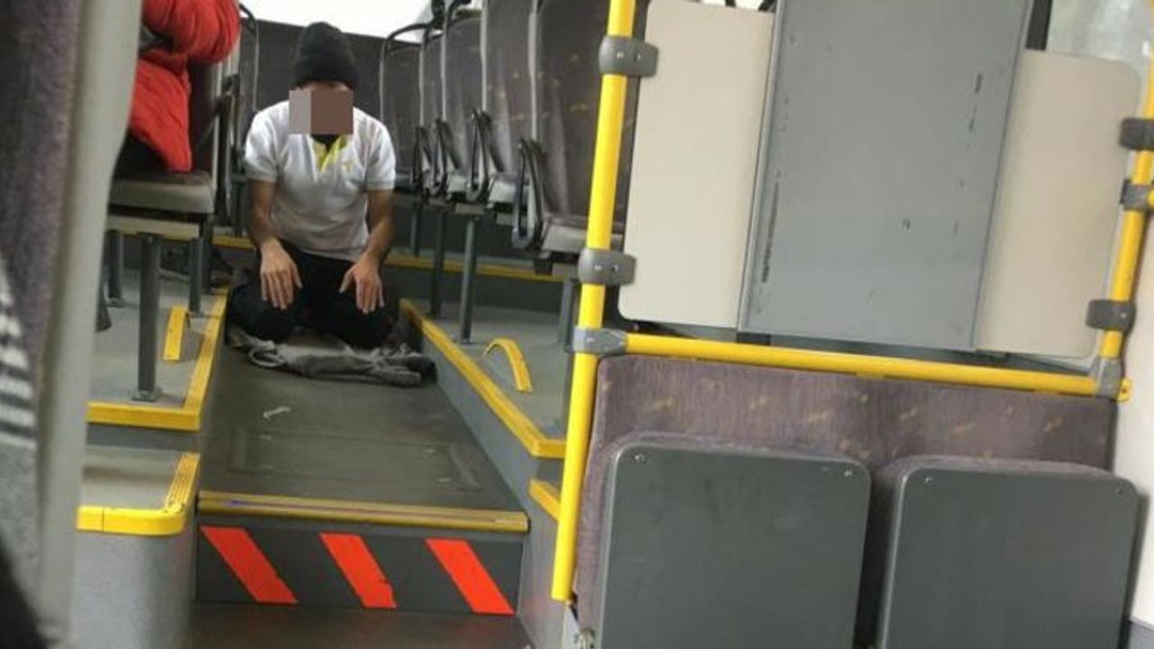Belçika'da otobüs şoförü namaz kıldı diye sosyal medyada linç edildi