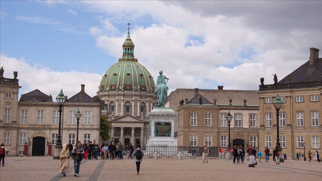 Aşırı sağcı lider cuma vakti Kur'an yaktı