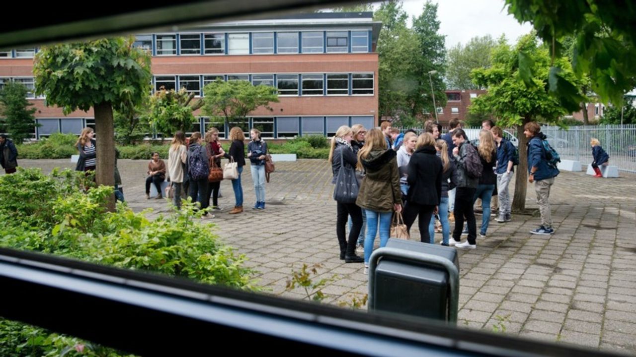 Hollanda'da okul bahçelerinde sigara içmek yasaklanıyor