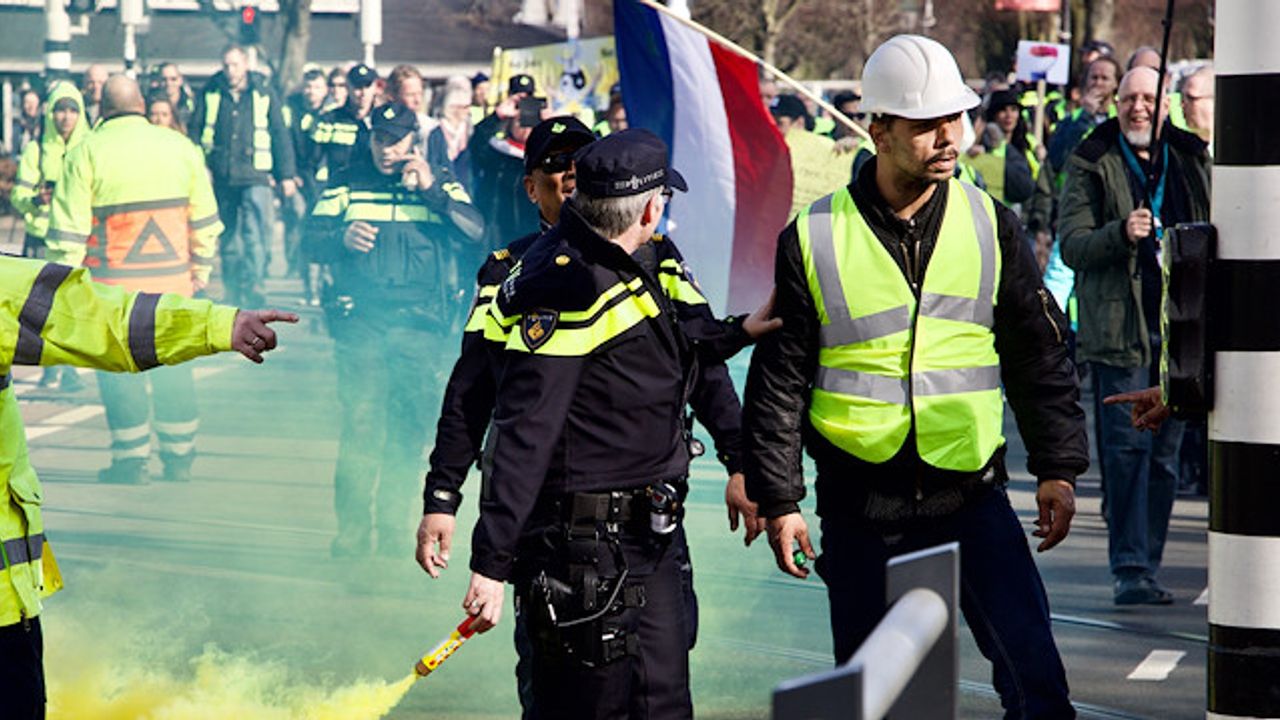 Hollanda'da Sarı Yelekliler 14'üncü kez toplandı