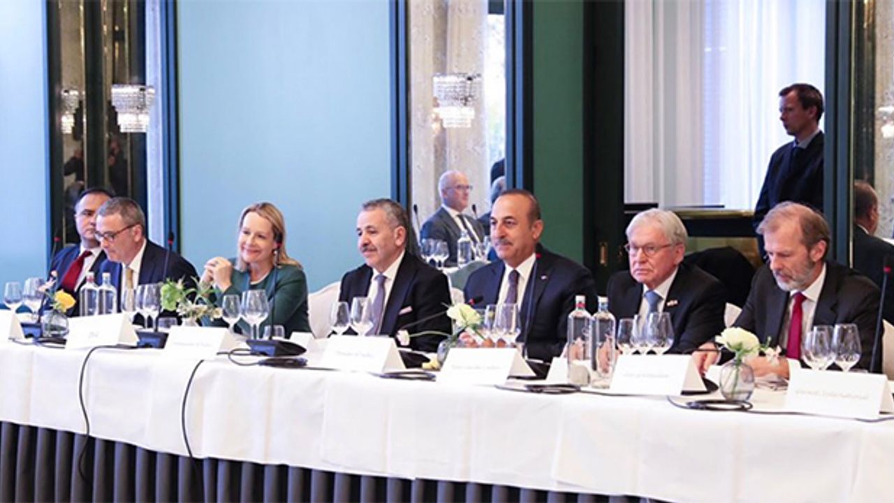 Çavuşoğlu Amsterdam'da Türk ve Hollandalı iş adamlarıyla görüştü.