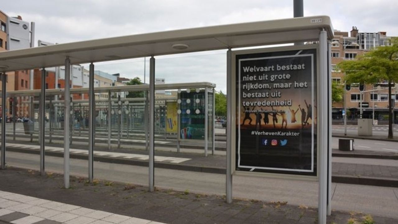 Hollanda'da otobüs durakları hadisi şeriflerle süslendi