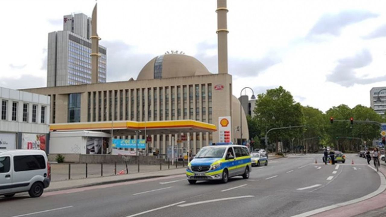 Almanya'da Diyanet İşleri Türk İslam Birliği (DİTİB) Genel Merkezi, bomba ihbarı nedeniyle boşaltıldı.