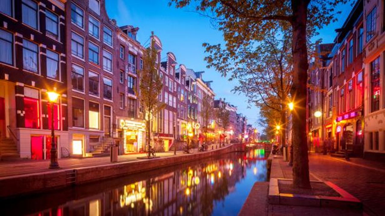 Amsterdam belediyesinin Merkezdeki genelevlerini kapatma planına tepkiler büyüyor