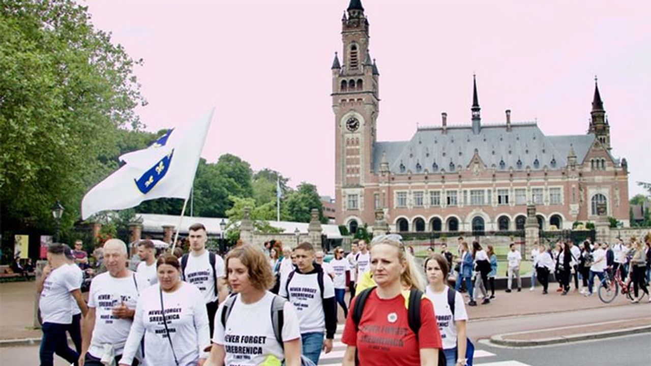 Hollanda'da Srebrenitsa'da yapılan soykırım için anma töreni düzenlendi