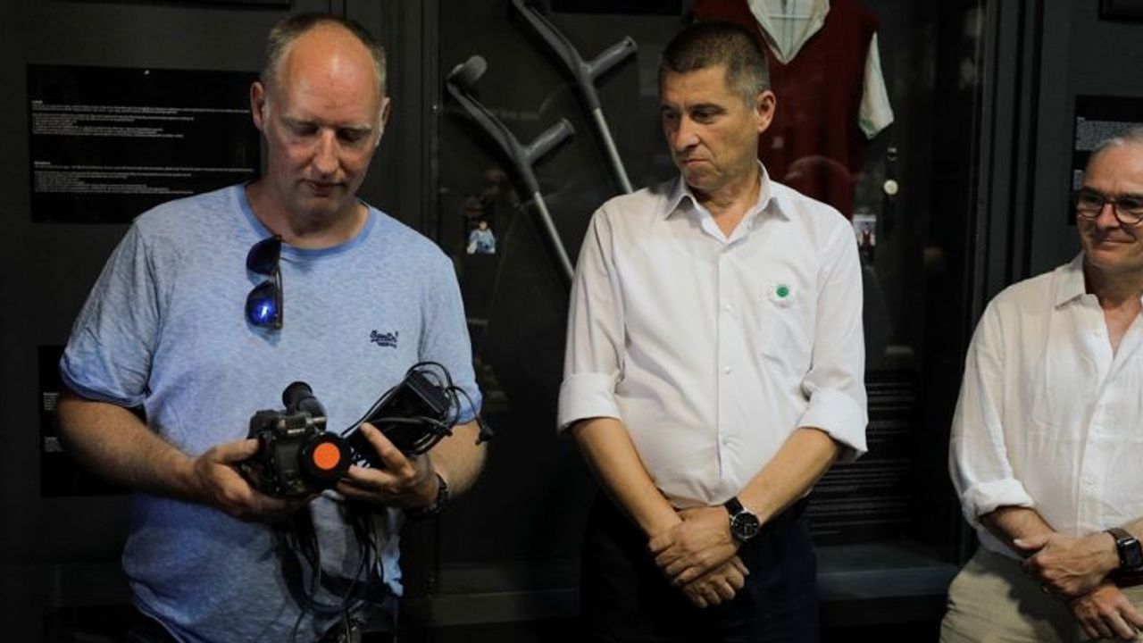 Hollandalı askerler Srebrenitsa'da kullandıkları kamerayı Bosna Hersek'deki müzeye hediye etti