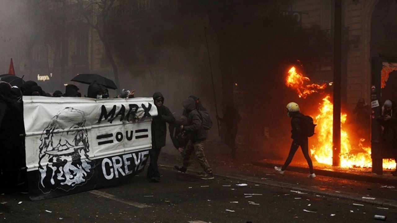 Fransa'da grevler nedeniyle protestolar büyüyor! Hayat felç oldu