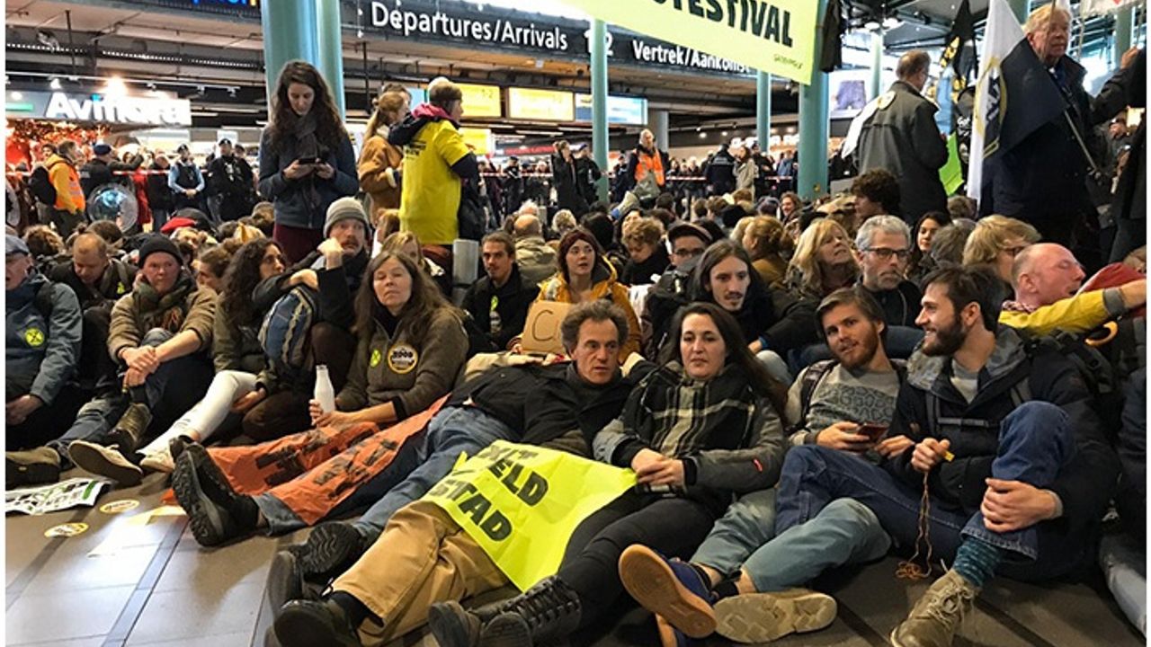 Hollanda'da Schiphol Havaalanı protestocular tarafından işgal edildi