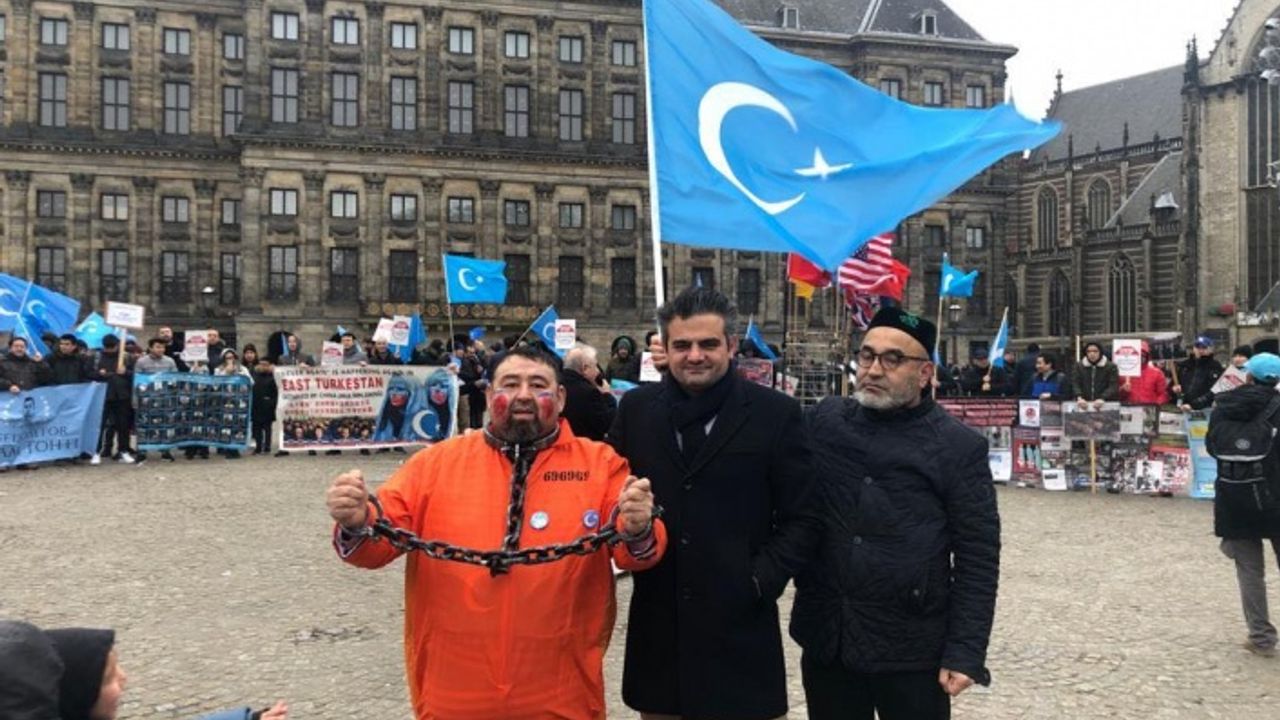 Hollanda'da, 800 Uygur Türk'ün öldürüldüğü Gulca katliamı protesto edildi