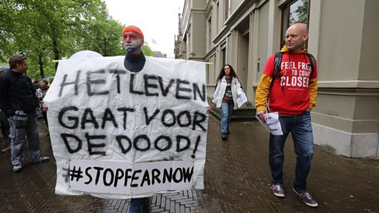 Hollanda'da Koronavirüs tedbirleri ve 5G teknolojisi protesto edildi