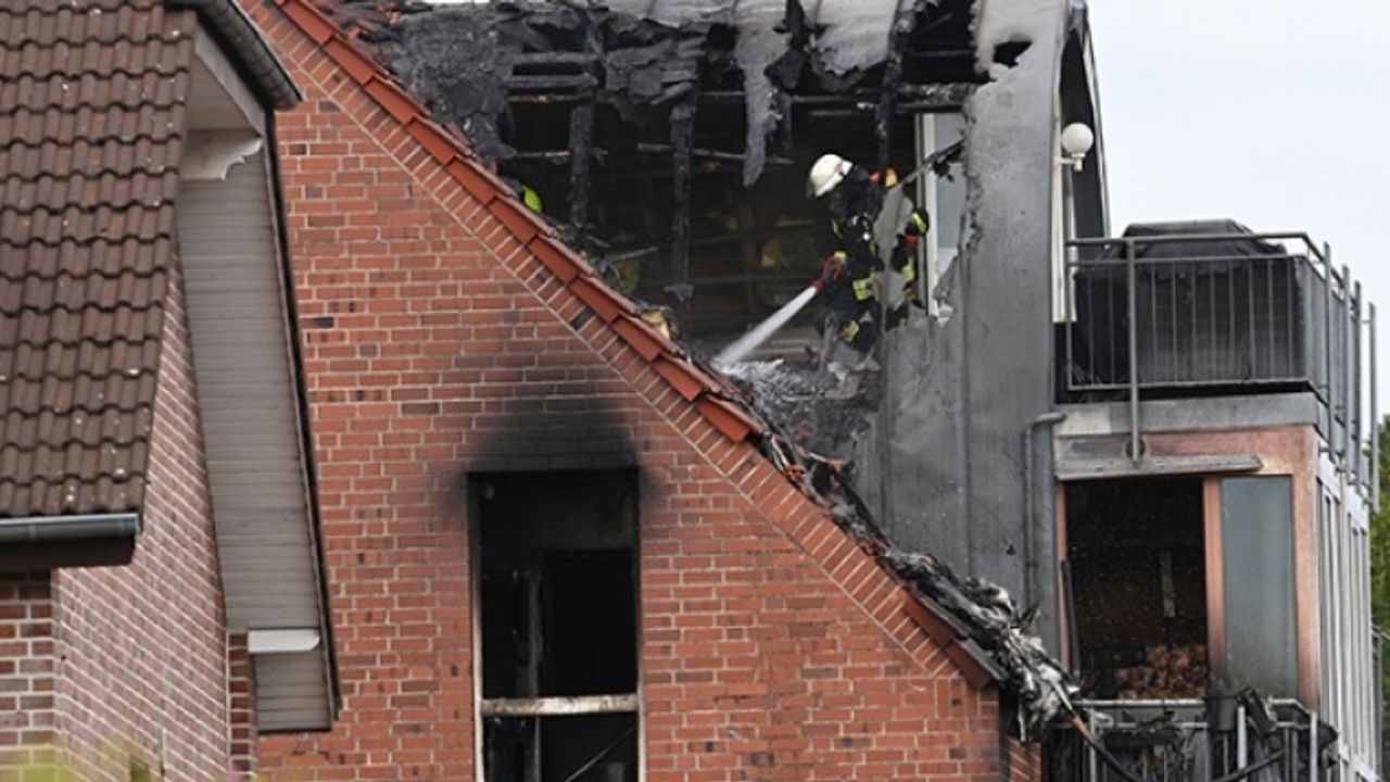 Almanya'da apartmanın üstüne uçak düştü: 2 ölü, 2 yaralı