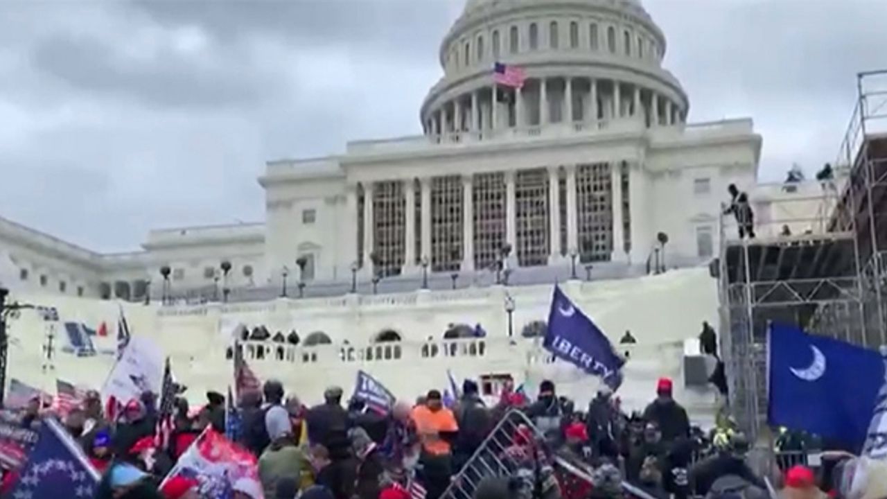 ABD'de protestocular Kongre binasını bastı: Sokağa çıkma yasağı ilan edildi