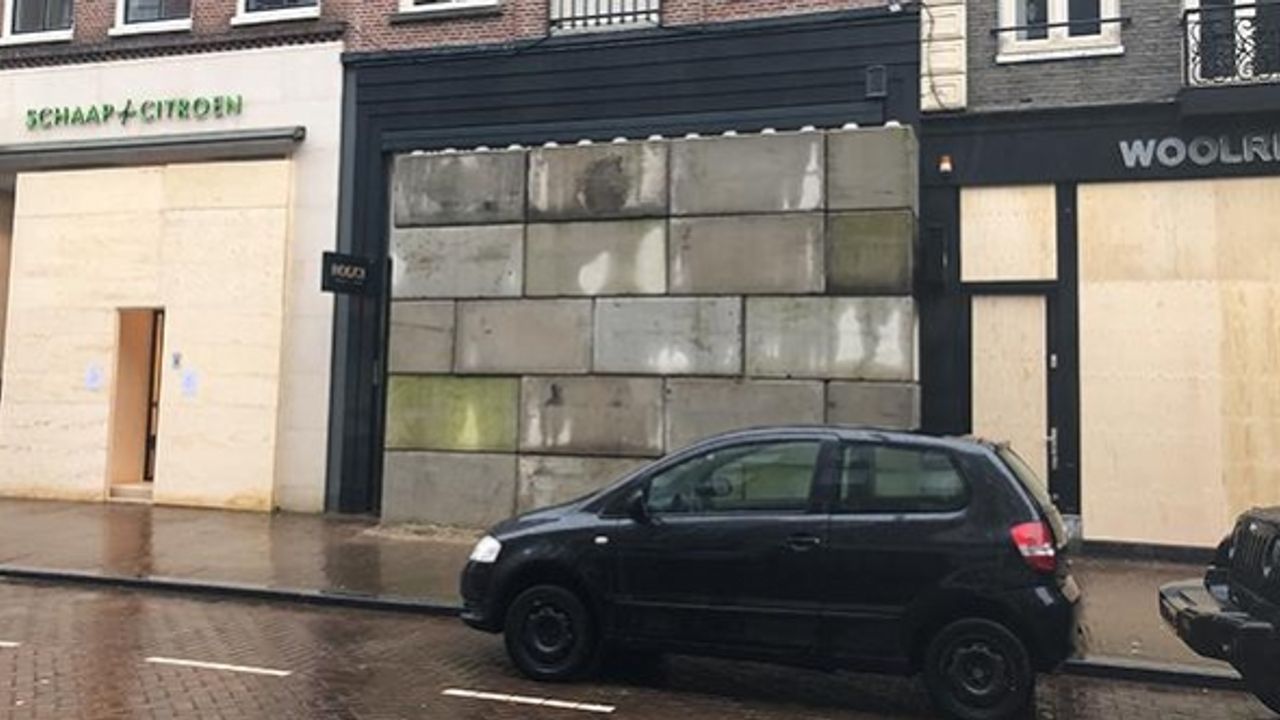 Hollanda'da yağmaları önlemek için vitrinler tahta plaka ve beton bloklarla kapatıldı