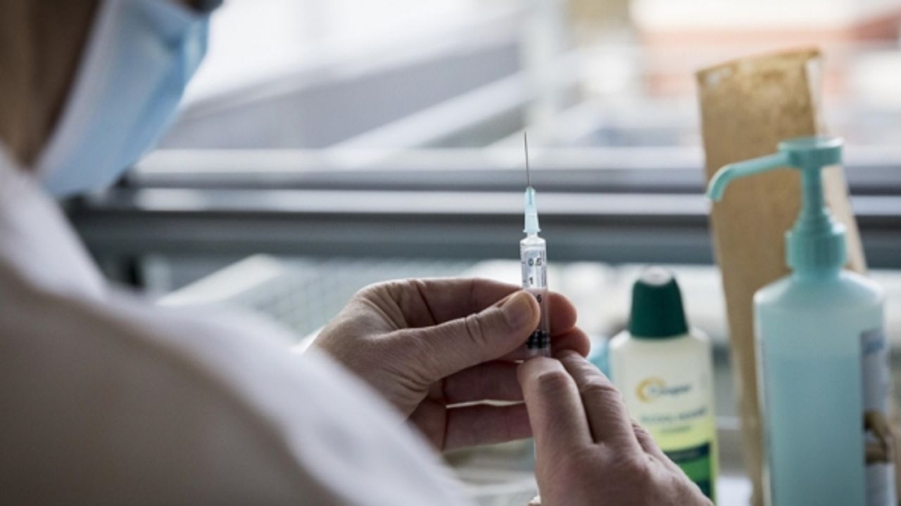 Hollanda'da aile hekimleri bugün aşı olmaya başlıyor
