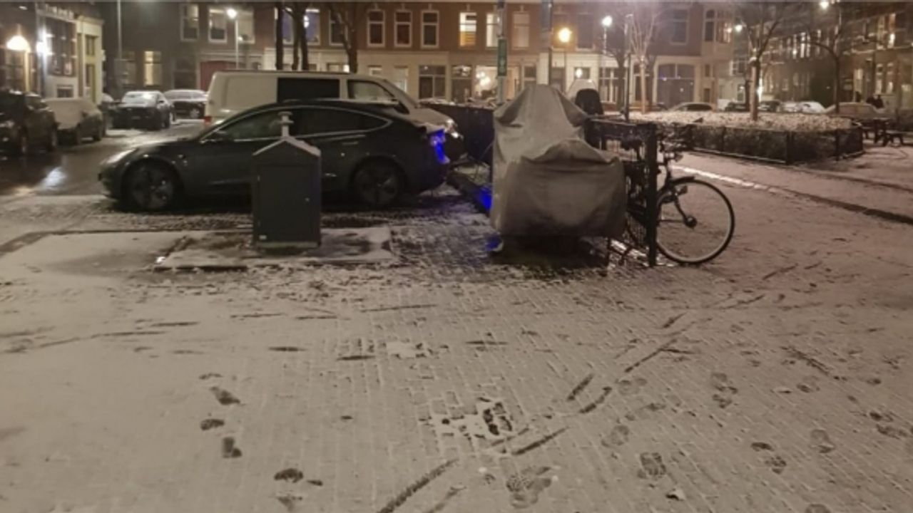 Hollanda'da beklenen kar yağdı ülke beyaza büründü