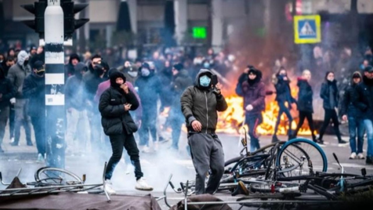 Hollanda'da olaylar dün şiddetini arttırdı: 10 polis yaralandı, 184 gözaltı