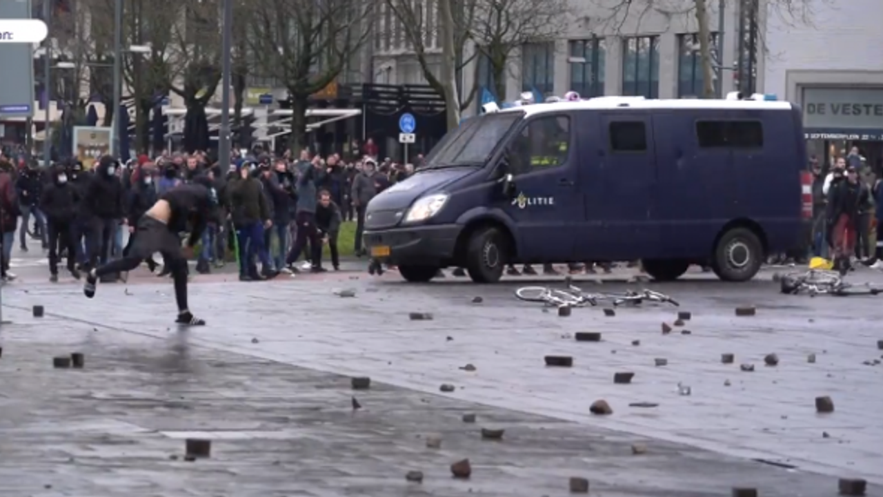 Hollanda'da aşırı sağcıların başını çektiği protestolar sonrası 15 kentte acil durum ilan edildi