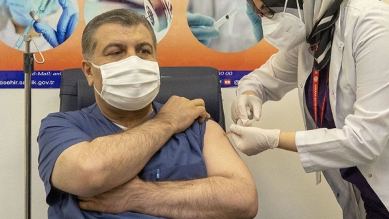 Türkiye'de ilk korona aşısı Sağlık Bakanı Koca'ya yapıldı