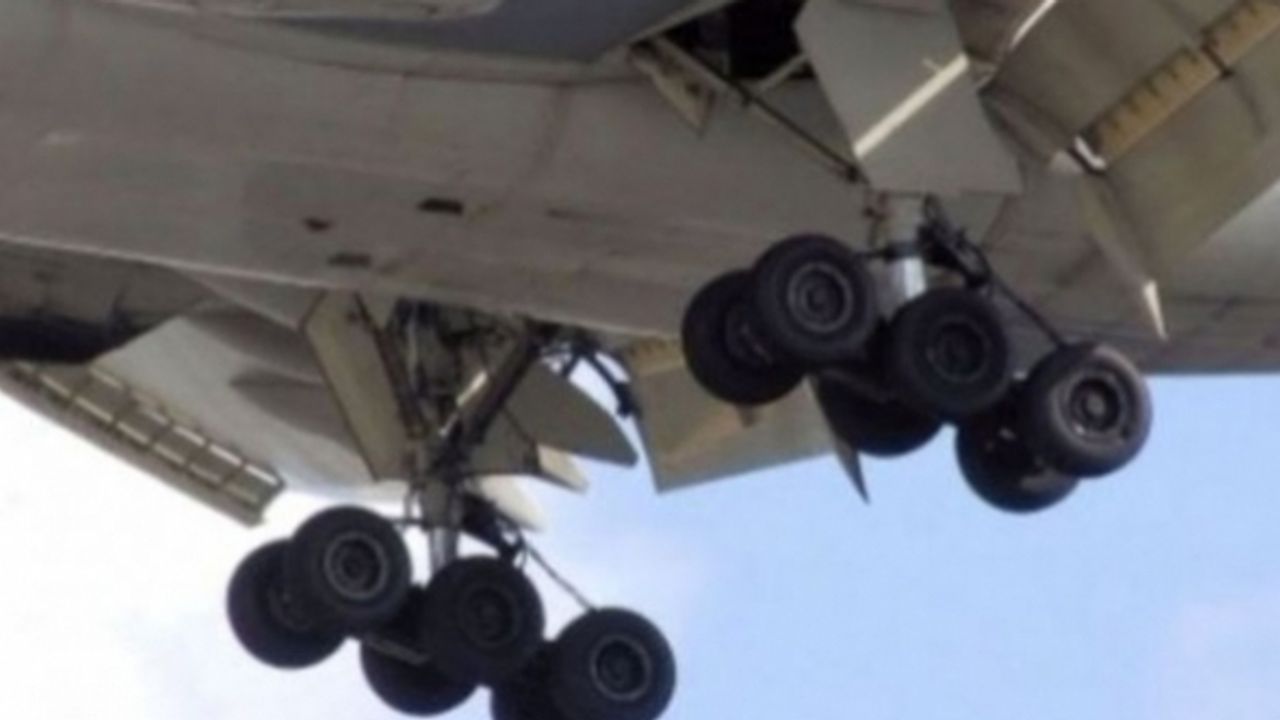 Hollanda'da uçağın iniş takımlarında saklanan kaçak yolcu bulundu