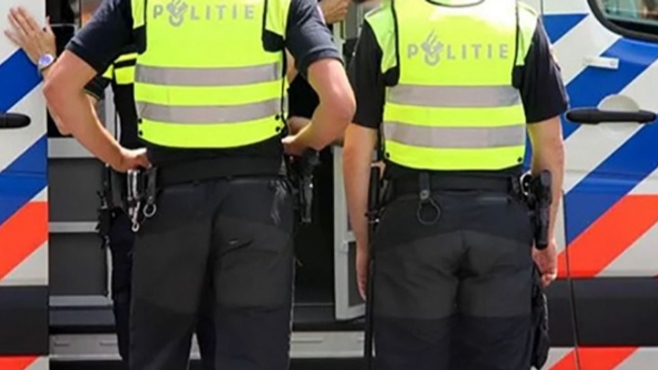 Hollanda'da geçen hafta sokağa çıkma yasağına uymayan yaklaşık 11 bin kişiye ceza kesildi