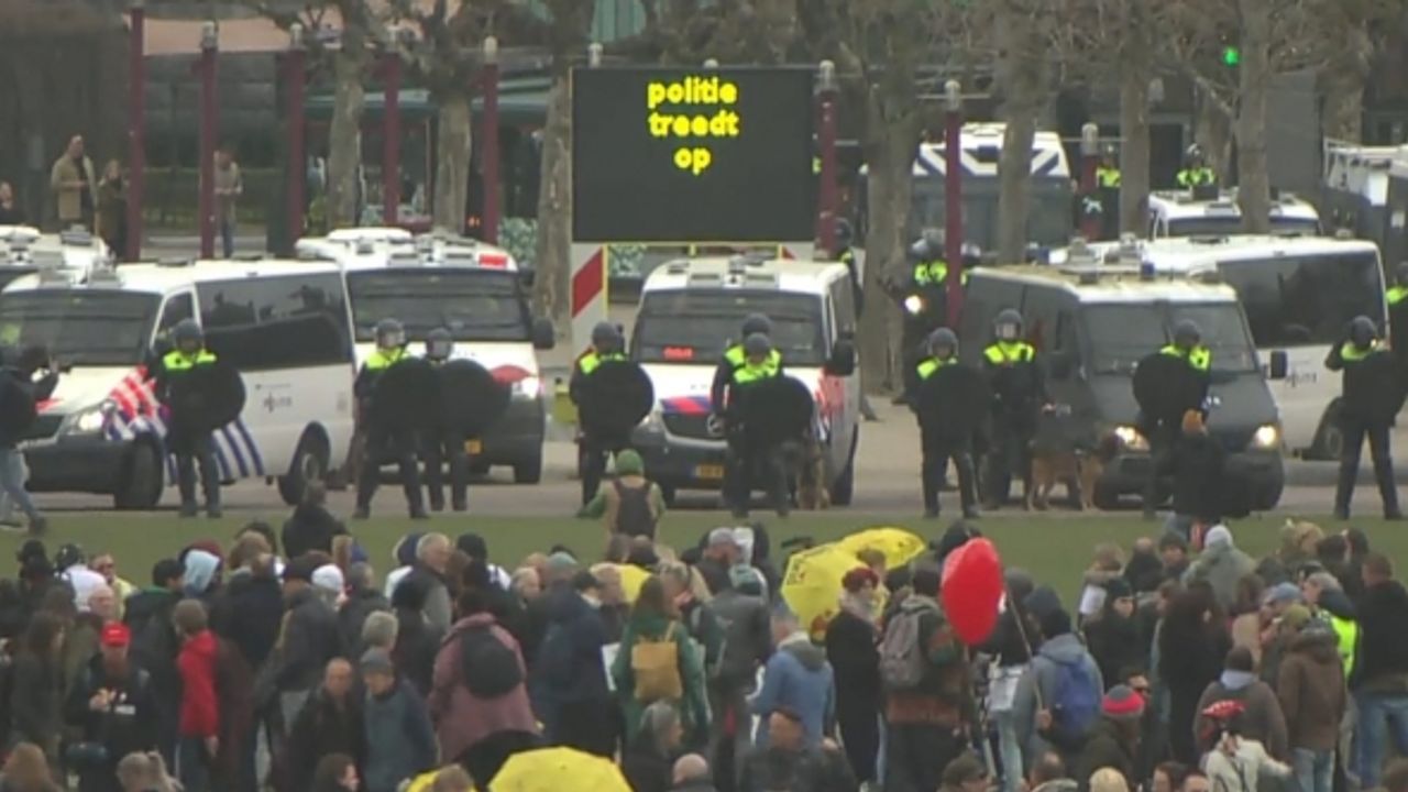 Hollanda'nın başkenti Amsterdam'da 334 protestocu gözaltına alındı