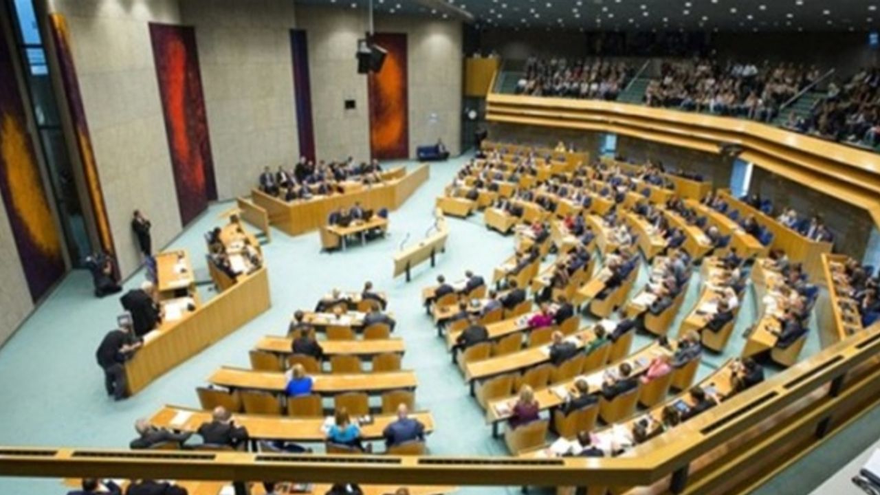 Hollanda Parlamentosu'na mescit açılmasına onay çıktı
