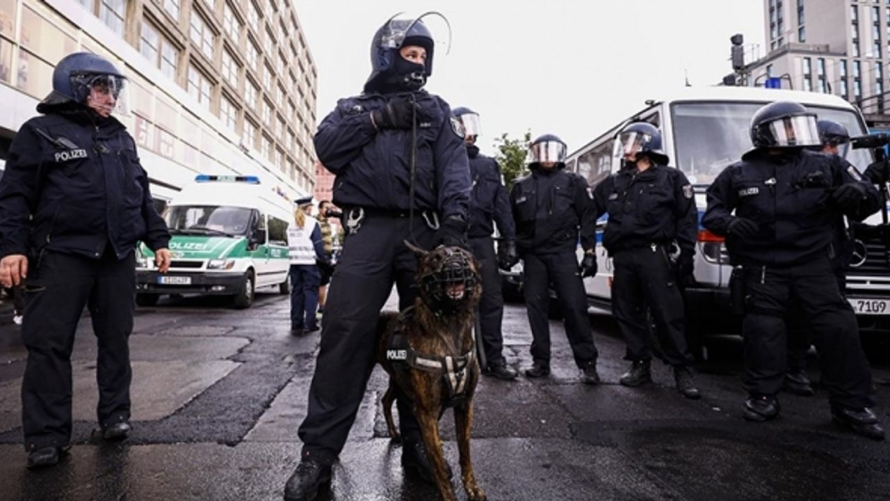 Almanya tam kapanmaya gidiyor: Sokaklar karıştı