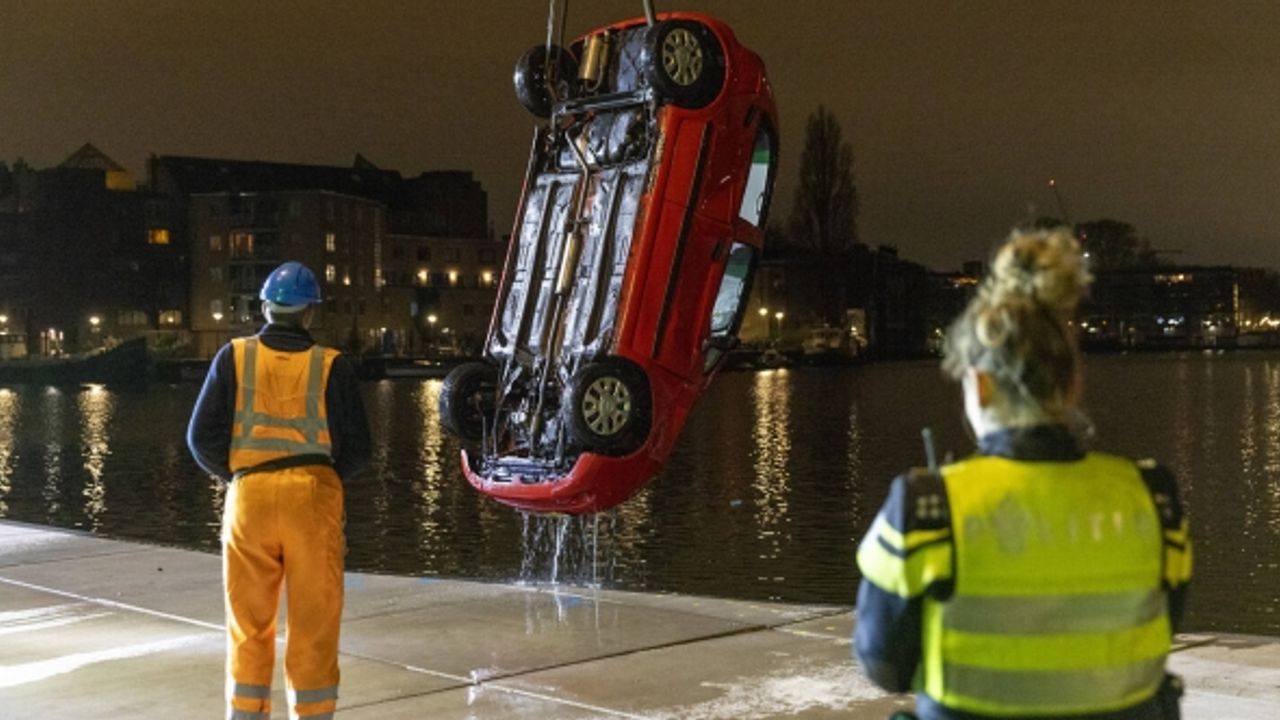 Amsterdam'da otomobil kanala düştü: 2 ölü