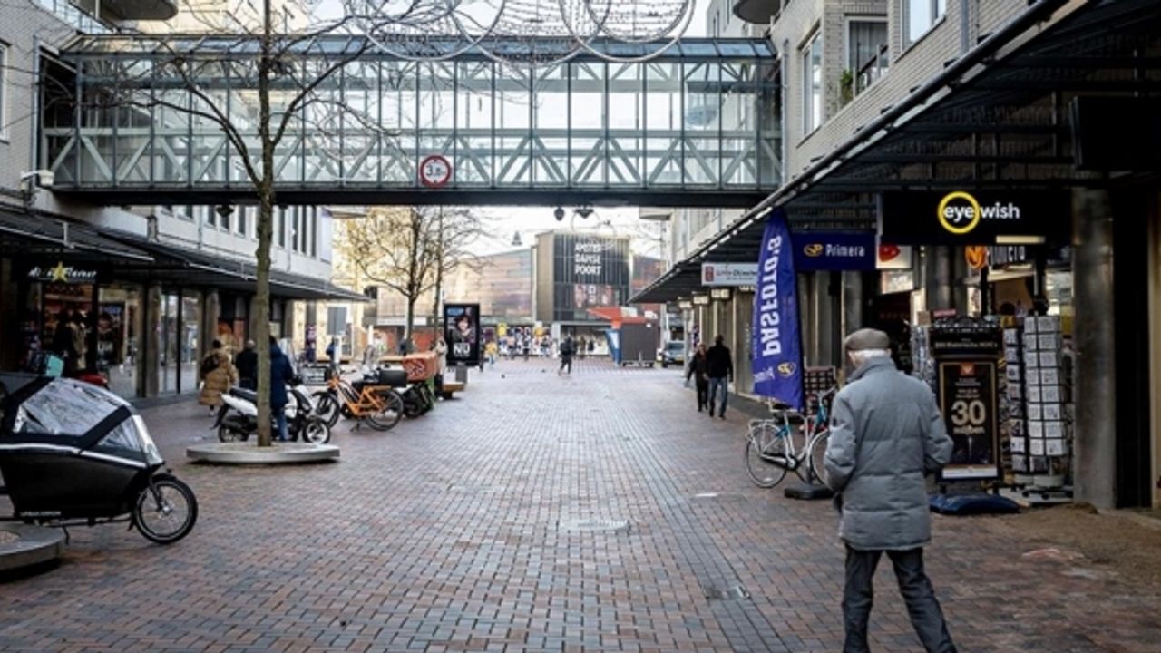 Hollanda'da geçici hükümet, teras ve mağazaları açmak istiyor