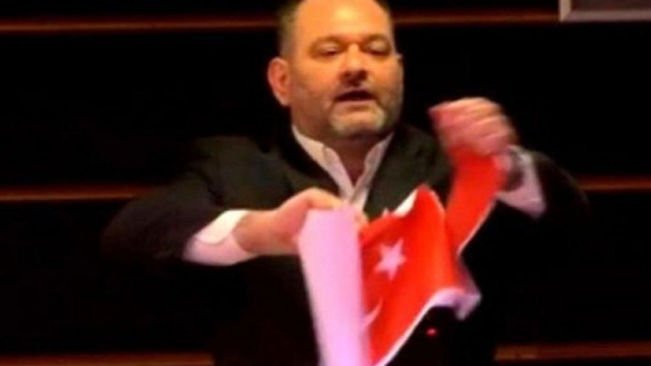 Türk bayrağını yırtan Yunan vekil Belçika'da tutuklandı