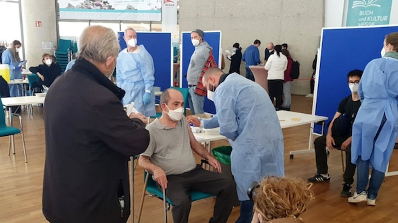 Almanya'da DİTİB Merkez Camii'nde Kovid-19 aşısı yapılmaya başlandı