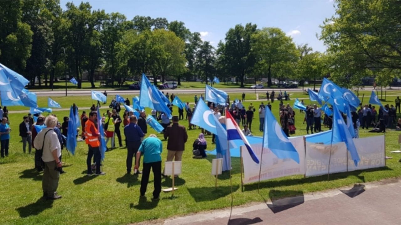 Hollanda'nın Enschede kentinde Uygur Türklerine destek mitingi düzenlendi
