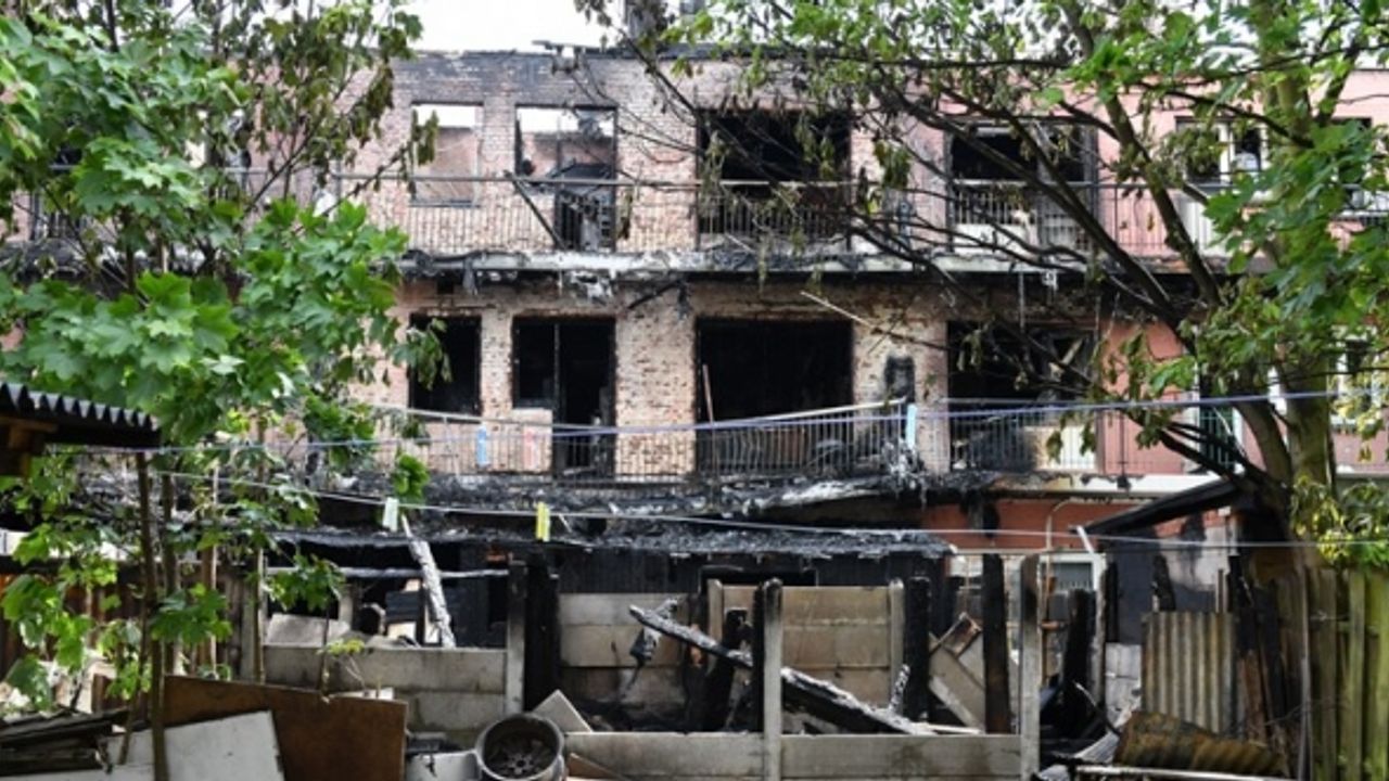 Hollanda'nın Den Haag kentinde yangın: 40 ev ve 1 cami kullanılamaz hale geldi