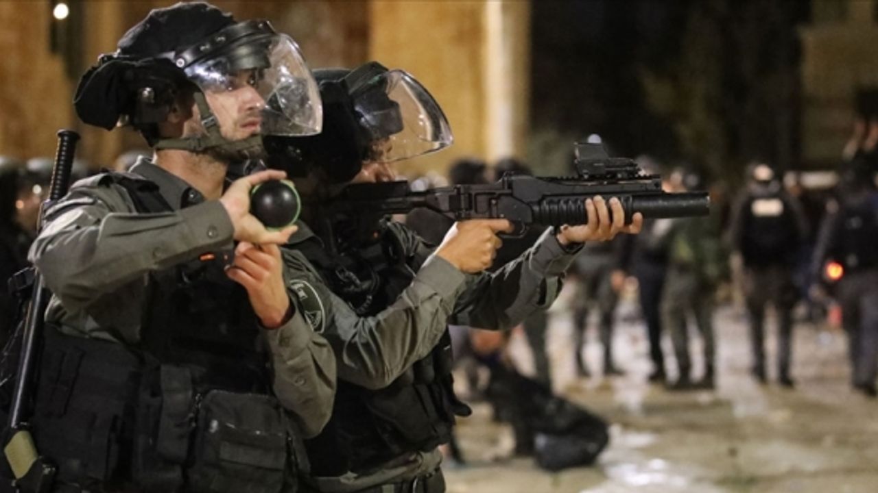 İsrail Polisi Mescid-i Aksa'ya girerek cemaate saldırdı: 200'den fazla yaralı, 13 gözaltı