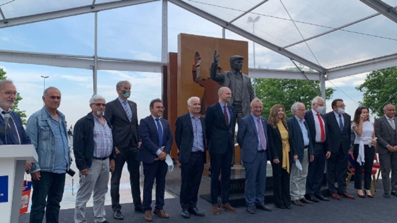 Hollanda'da yaşayan Türklerin girişimiyle yapılan 'Umuda Yolculuk Anıtı' Kadıköy'de açıldı