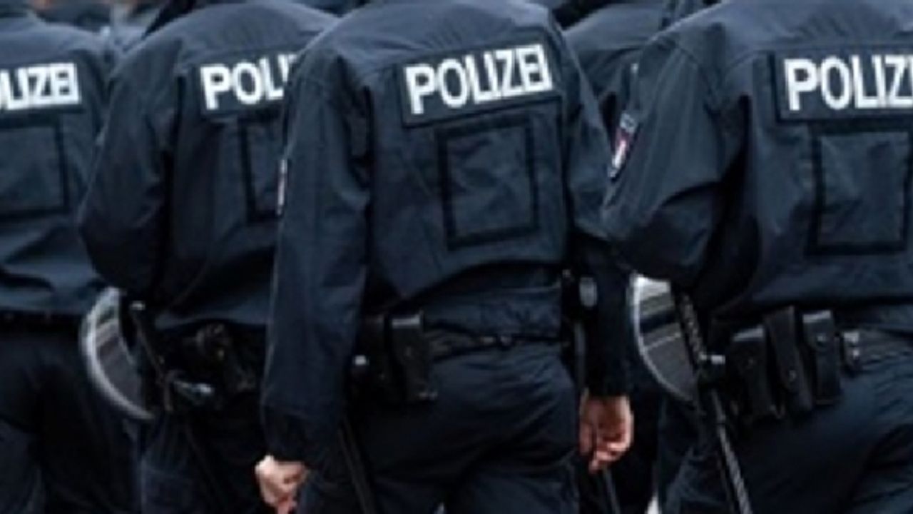 Almanya'da aşırı sağcı sohbet grubuna katılan 5 polisin evleri arandı